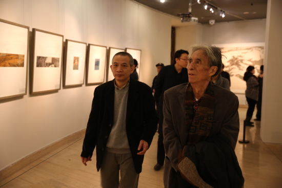 著名画家刘勃舒观看赵奇展览