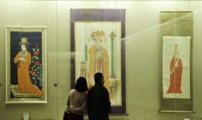 2月27日，四川省博物院，游客在参观张大千的画作。