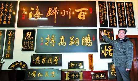 昨日，铜梁，庹纯双介绍自己的作品。记者 蒋雨龙 摄