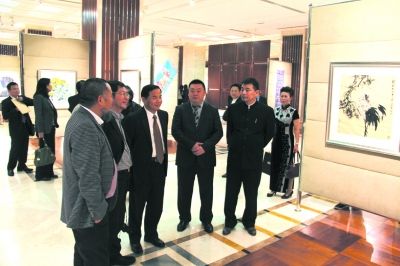 顾青蛟（左二）陪同中国驻迪拜总领事唐卫斌（左三）参观画展