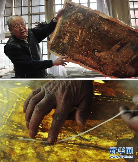 上图：年过六旬的古书画修复专家徐建华展示一幅破旧的古画（1月25日摄）。下图：徐建华在对这幅画进行贴条，进行隐补工艺，加固这幅画（1月25日摄）。