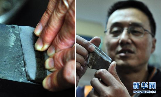 左图：工作人员在打磨马蹄刀，马蹄刀是古书画修复的一种工具（1月25日摄）。右图：工作人员杨泽华在检查马蹄刀（1月25日摄）。