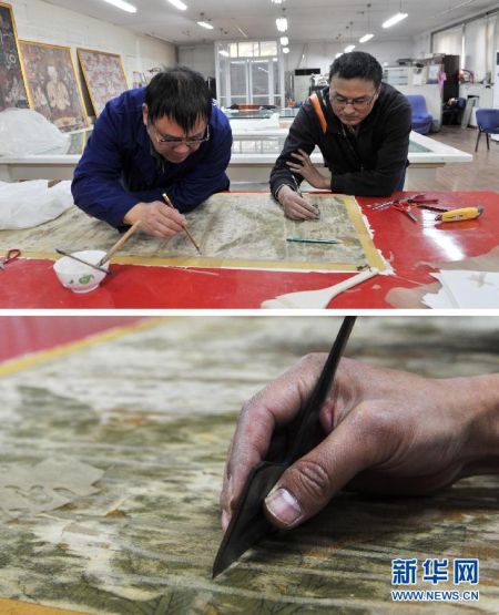 上图：故宫博物院的文物保护技术人员李寅（左）和杨泽华进行补缀工艺，把绢画背面的破损用补绢补上（1月25日摄）。下图：这是补缀使用的马蹄刀（1月25日摄）。