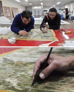 技术人员用 马蹄刀对古书画进行补缀，把绢画背面的破损用补绢补好。