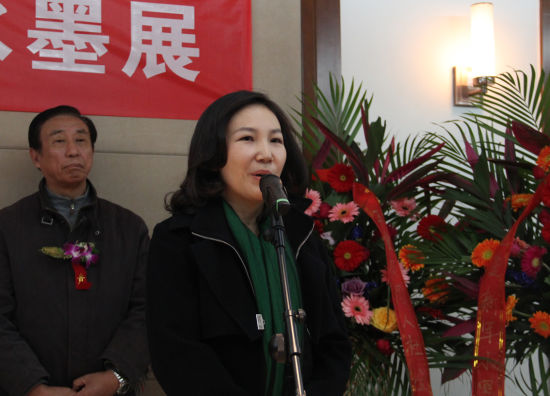 赵曼在展览开幕式上致辞