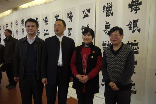 著名军旅书法家毛广淞(左二)、毛泽东主席侄女毛小青(左三)、中国文联神州杂志社副社长、著名作家、学者、金石书法家毛晓春(左四)