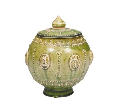 北齐时期的绿釉贴塑人物联珠纹盖罐，纹样显得朴素稚嫩。