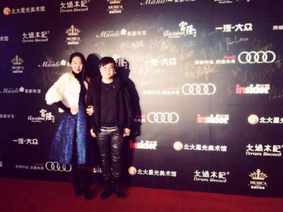 北大星光签约画家李嘉儒在活动现场(右)