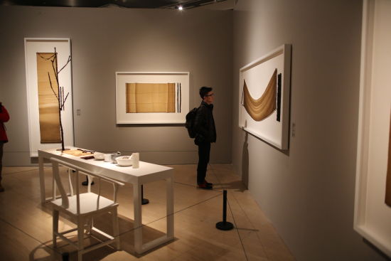 观众参观中国工笔画大展中出现的绘画装置作品