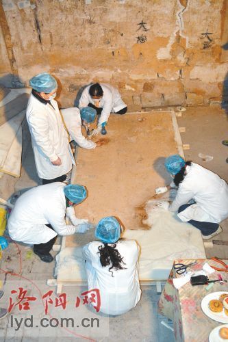 专家们正固定揭取下来的壁画