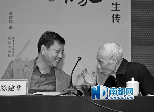 昨日，《墨缘———著名书法艺术家李伟先生传》在广州图书馆举行首发式，广州市市长陈建华(左)出席，席间，他与老师李伟相谈甚欢。 实习生 宋福亮 南都记者 马强 摄