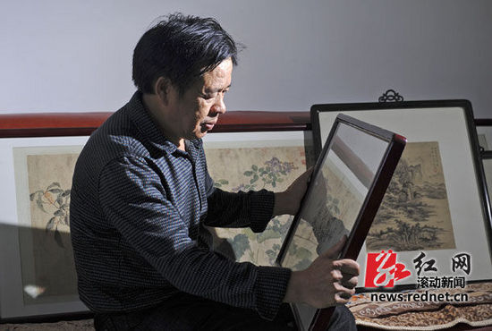 10月12日，收藏家张国清对自己的藏品感情很深。为了建自己的博物馆，他决定拍卖收藏的部分字画。图/滚动新闻记者 辜鹏博