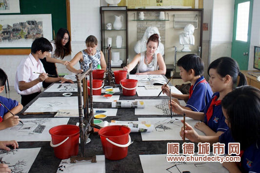 在国画老师的指导下，两名英国老师体验了一回中国国画的魅力。