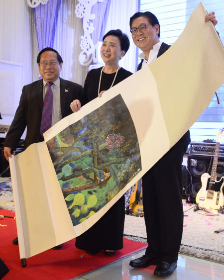 图：马时亨（右）在涉事当晚花了30万却投得由何俊仁（左）捐出的“假画”，无辜成为受害者。中为刘慧卿