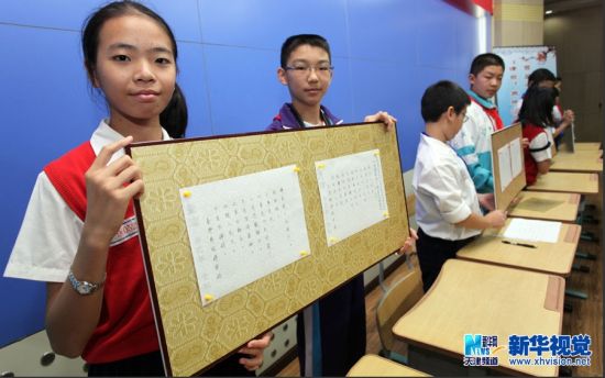 10月11日，来自津台两地的小学生在展示自己的作品（左一为台湾新北市小学生）