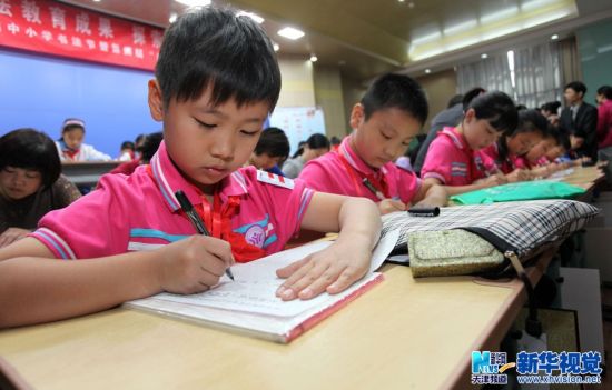 10月11日，来自津台两地的小学生在进行硬笔书写交流展示。