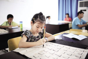 练习书法有助小学生更好地了解传统文化。 海报集团全媒体中心记者 张茂 摄