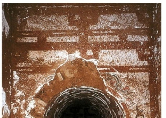 (初唐龙朔)新城长公主墓壁画， 阑额之上的白条显然是朱白彩画，而两层柱头枋之间则是描绘结构