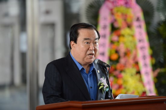 图二：《中国书画》杂志社社长兼总编康守永在开幕式上致辞