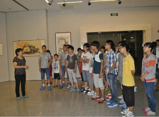 高等院校师生观展，朱红院长介绍朴墨心画