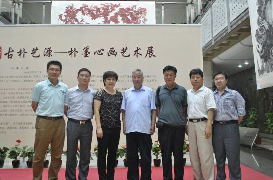 原中国人权发展基金会肖平副会长秘书杨平；中华文化促进会，书画艺术委员会办公室副主任李坤等人与朴墨心画院朱红院长合影留念