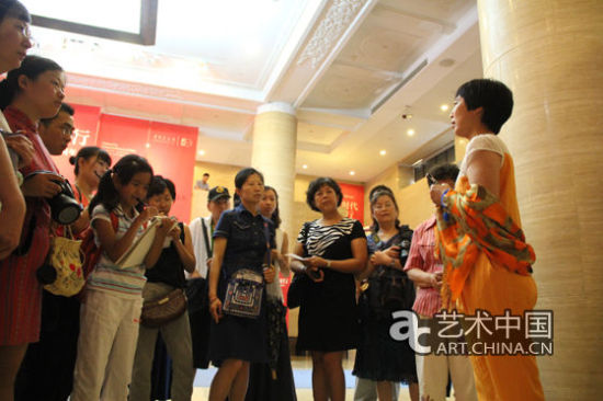 志愿者的精彩解说吸引参与者