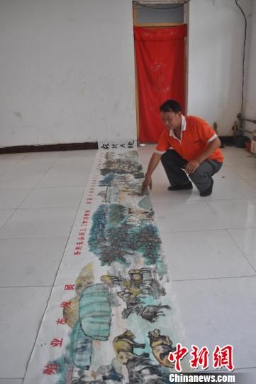 季金章展示长达9米的国画《农村天地》。苗凤强　摄