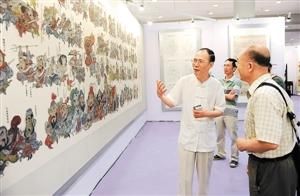 方立的《水泊梁山群雄图》引来众人观看。