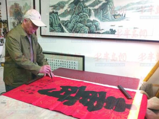 73岁的老木匠季祥云告诉记者 ，虽然十多年来他已经很少干木匠活了，但练字却一天也没耽误过。