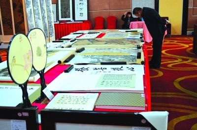图为2013中信武汉春季文物艺术品拍卖会预展现场。记者宋磊摄