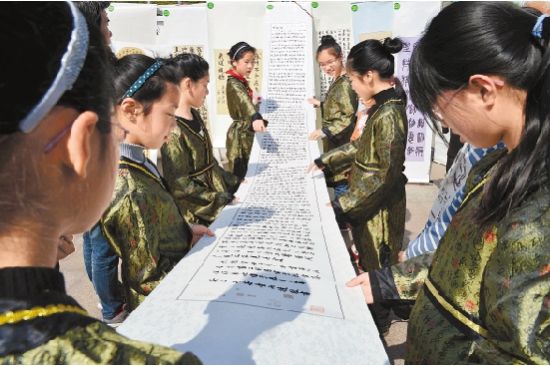图为中国兰亭书法节现场书法比赛在绍兴市城市广场举行。袁云摄
