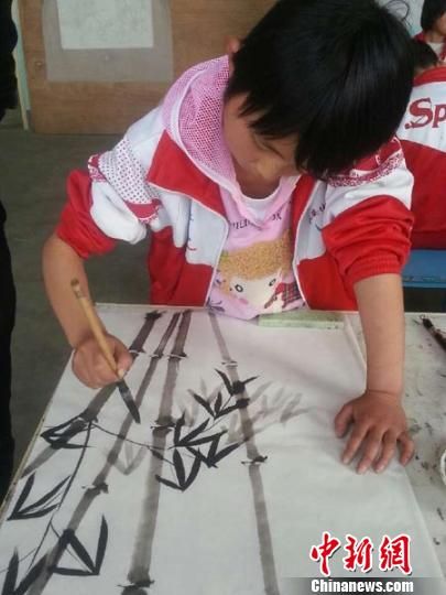 天水伏羲学校的学生正在练习绘画。史静静 摄
