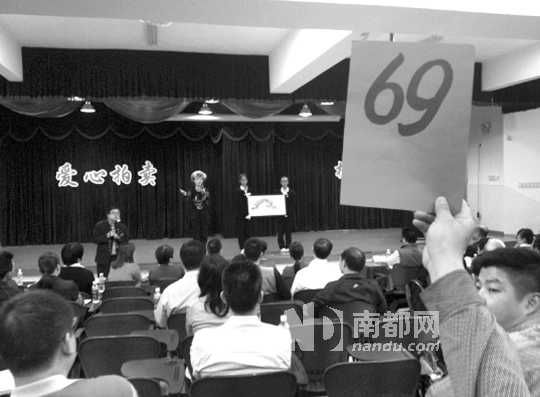 竞拍现场，气氛热烈。 南都记者 吴建登 摄