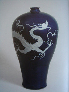 元代霁蓝地白龙纹梅瓶 扬州市博物馆藏