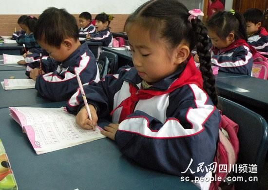 图为龙舟路小学的学生正在练习书法