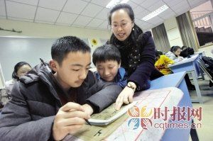 昨日，育才中学，老师正在为学生进行书法指导