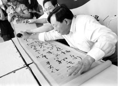 去年6月3日，本报首届“楚藏天下”书画专场，单国强为藏友鉴宝。本报记者 孙辰 摄