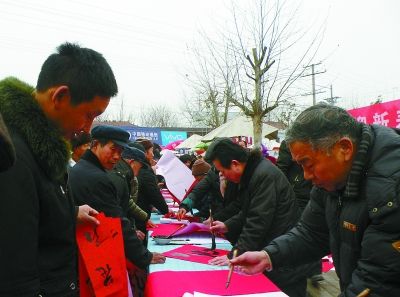 癸巳年春节期间，河南省永城市茴村的书法家和书法爱好者为村民义务书写春联。寇超杰 摄