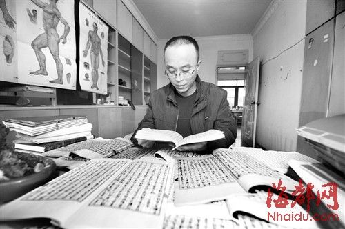 刘庆华抄书用的本子，是从古玩店买的，蓝皮黄纸线装，配上书写工整的小楷，古味十足。