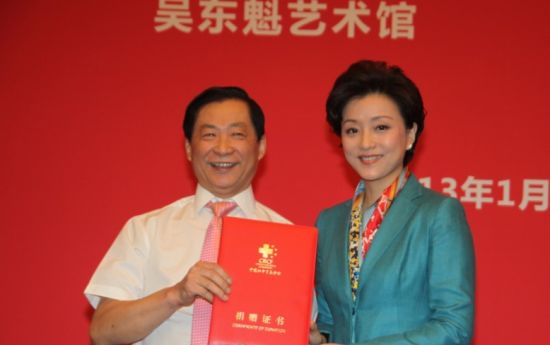 吴东魁(左)与杨澜