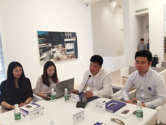 “年代书写——中国当代艺术邀请展”研讨会现场，年代美术馆馆长罗静方先生发言。