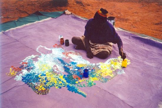 艾米丽·卡茉·肯瓦芮(Emily Kame Kngwarreye)1994年在绘制《大地的创造》