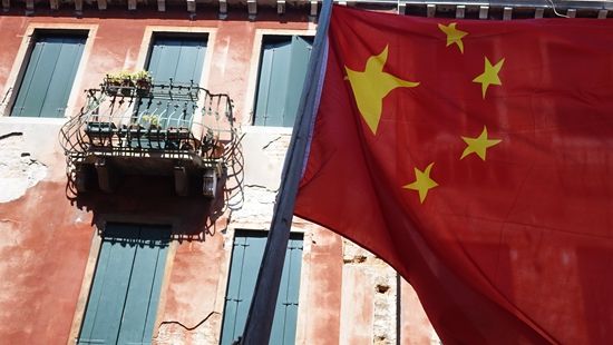 威尼斯历史建筑插上中国国旗。威尼斯双年展吸引了越来越多的中国艺术家与中国资本