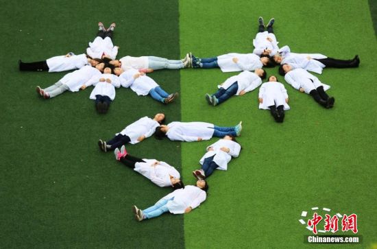 图为南华大学护理学院的志愿者举行午睡入梦乡行为艺术。 曹正平 摄