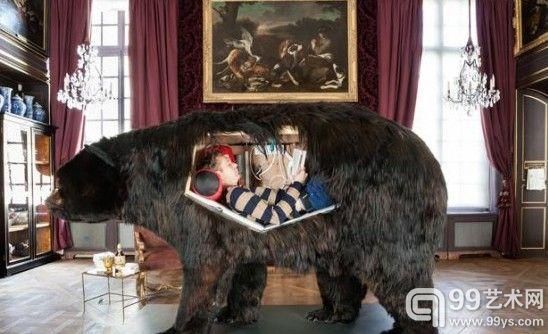 法国行为艺术家的“熊为”