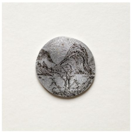 《一枚硬币》倪有鱼（One_Coin），2014，金属表面综合材料（Mixed_media_on_metal），直径2.5cm