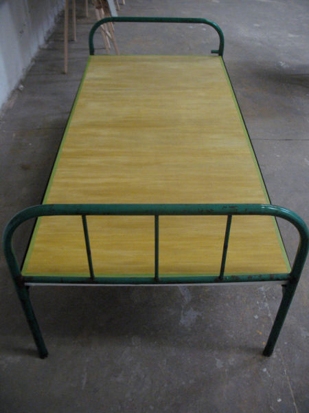 王雨超 凉席和床 角度二 床板尺寸190X88cm 床高73.5cm 绘画装置(油画、床架) 2012