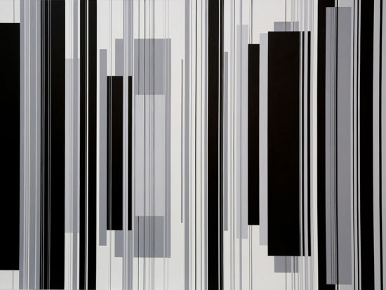 崔岫闻将展厅的物理空间营造成一个循环的系统，墙上的布面丙烯画仅仅是长短、粗细不一的黑白灰线条组合，既像琴弦，也像黑白键，从空中垂下细长木条和占了两面墙的投影上也是类似的线条，它们的摆动和变换与静止的绘画相互作用，使整个空间产生了奇妙的旋律感