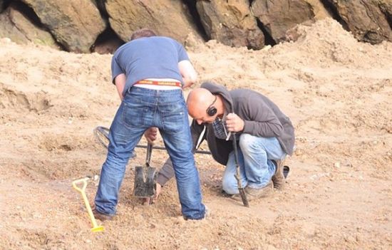 部分寻宝者已经到达海滩，他们带着铲子和金属探测器。（网页截图）