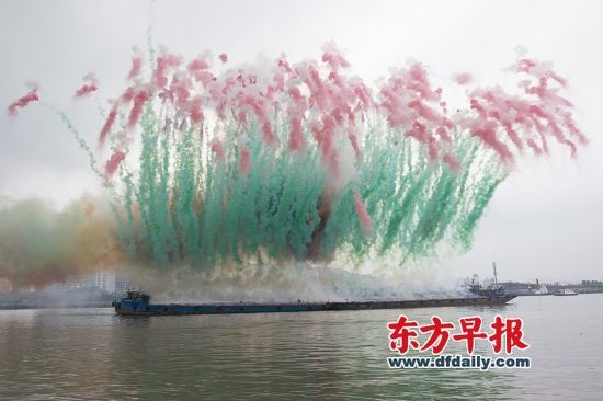 蔡国强在黄浦江上放的“白日焰火” 早报见习记者 贾亚男 图